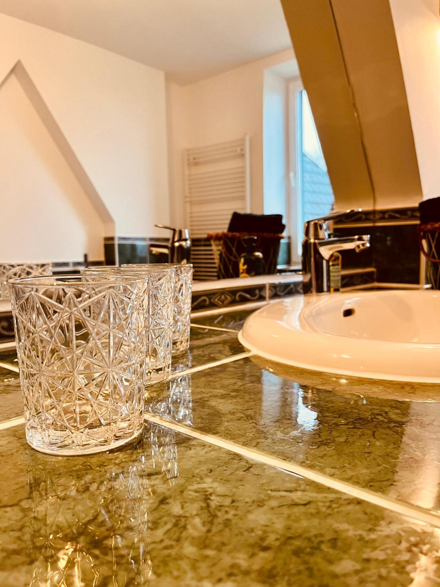 B E D & A G E D E S I G N -Extra Large- Wunderschoene Komplette Wohnung Mit Viel Platz & 4 Schlafzimmer B E D & A G E D E S I G N -Small- Wunderschoenes Zimmer Mit Bad Rechnungserstellung Fuer Geschaeftsreisende & Firmen Hünxe エクステリア 写真
