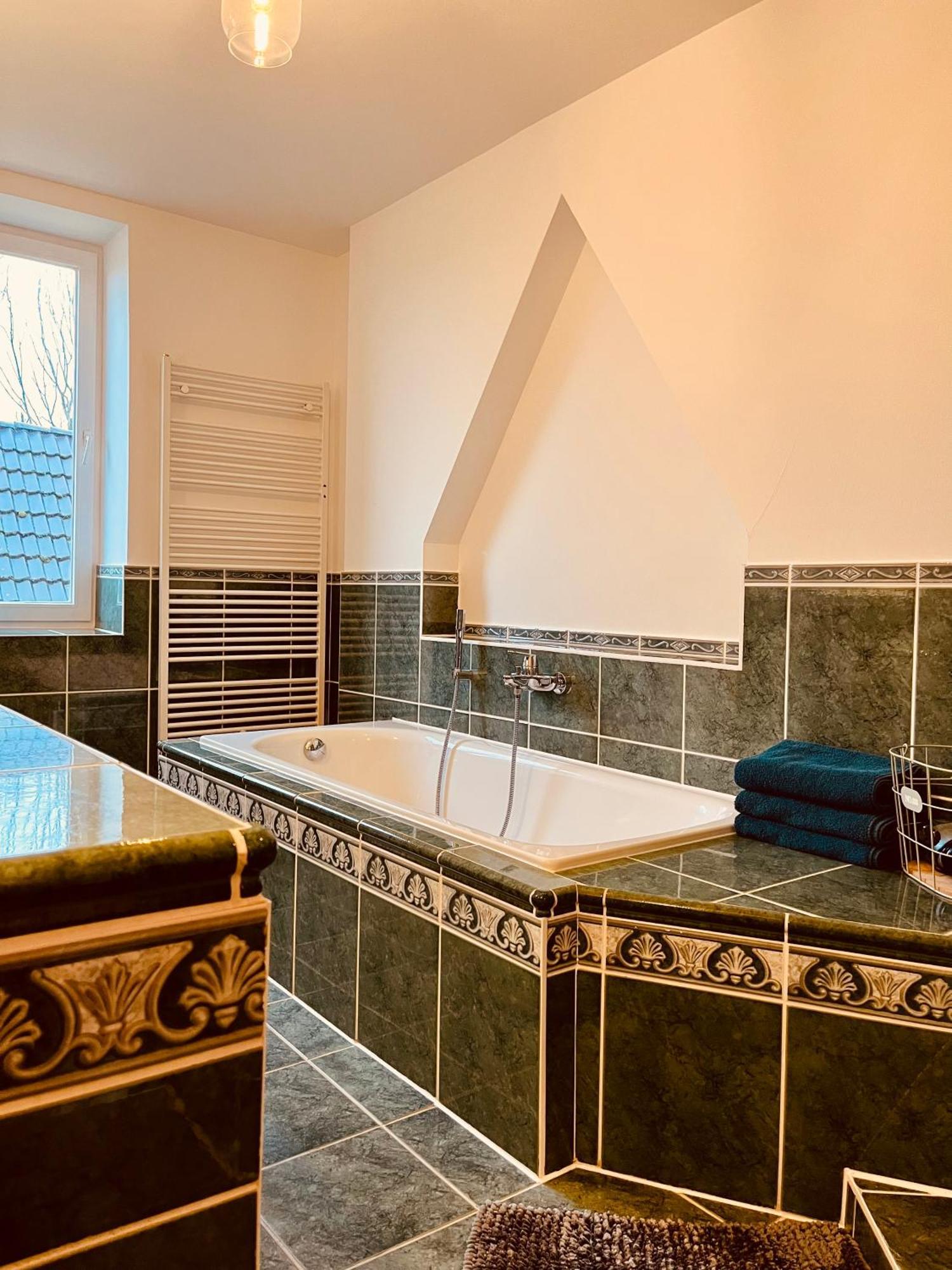 B E D & A G E D E S I G N -Extra Large- Wunderschoene Komplette Wohnung Mit Viel Platz & 4 Schlafzimmer B E D & A G E D E S I G N -Small- Wunderschoenes Zimmer Mit Bad Rechnungserstellung Fuer Geschaeftsreisende & Firmen Hünxe エクステリア 写真