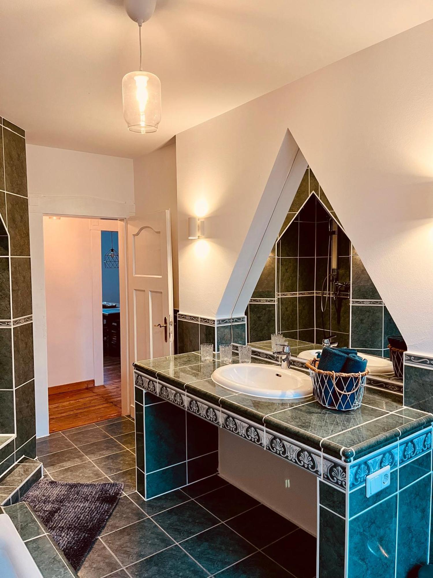 B E D & A G E D E S I G N -Extra Large- Wunderschoene Komplette Wohnung Mit Viel Platz & 4 Schlafzimmer B E D & A G E D E S I G N -Small- Wunderschoenes Zimmer Mit Bad Rechnungserstellung Fuer Geschaeftsreisende & Firmen Hünxe エクステリア 写真